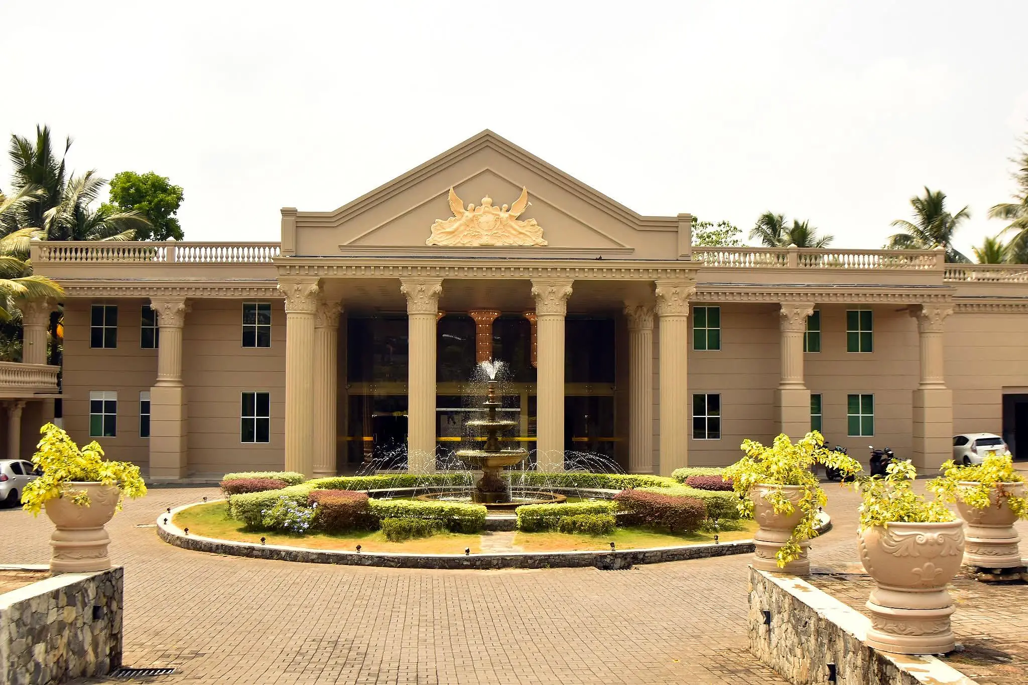Grand Mondo's columned facade and fountain arrival court